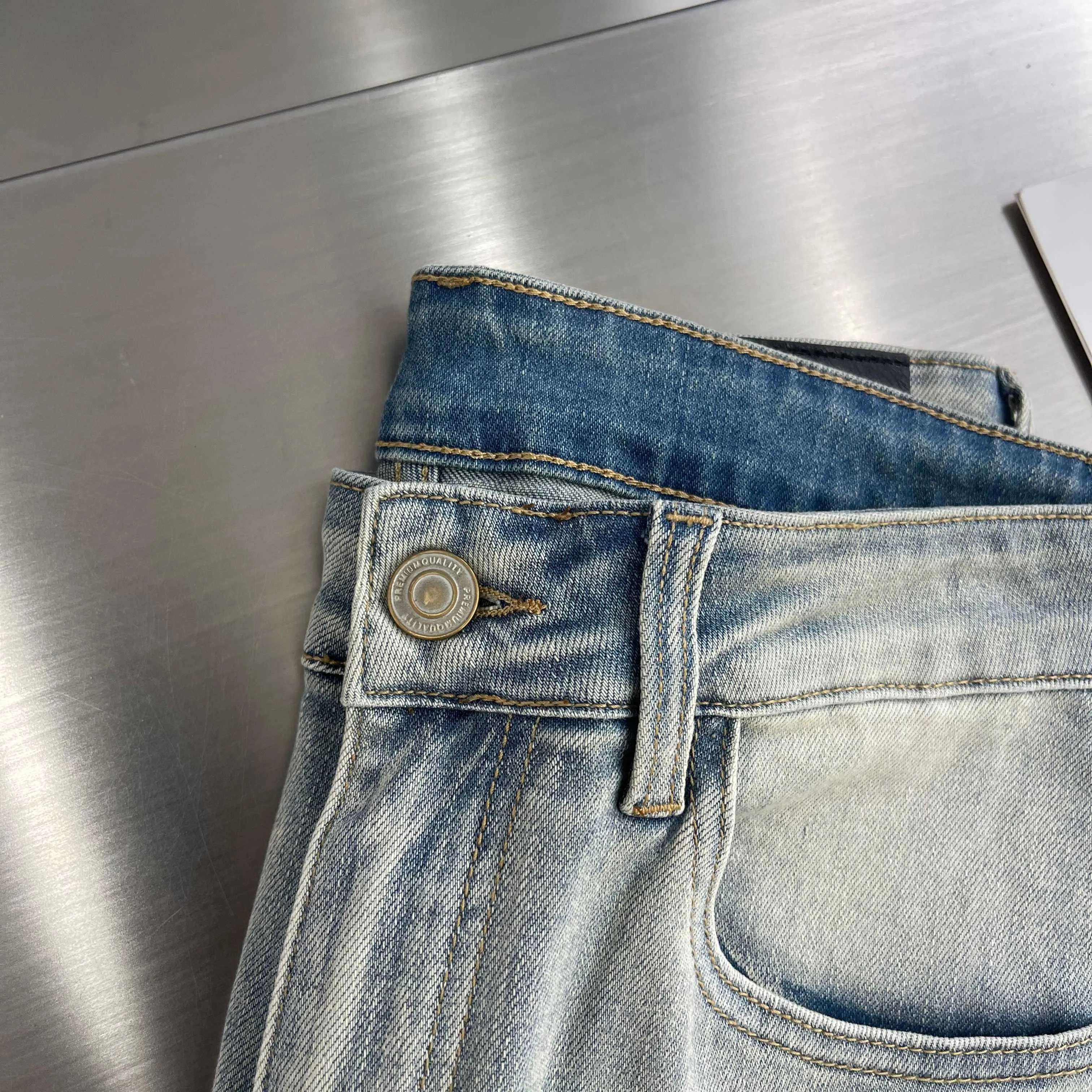 Ferragamo💝2026ss spring and summer jeans are now available. Premium version. Specially customized washed cloth fabric for customers. Breathable and comfortable. Impeccable details. The design concept of brand elements reflects high quality. It feels delicate and soft. It presents casual tailoring and the upper body shape is awesome! Sizes: 28-38 (no 35.37)